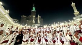 Jamaah umrah PT. Menara Internusa foto bersama di depak Kakbah usai melaksanakan serangkaian ibadah umrah.