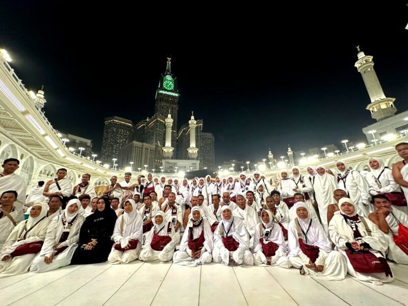 Jamaah umrah PT. Menara Internusa foto bersama di depak Kakbah usai melaksanakan serangkaian ibadah umrah.