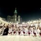 Jamaah umrah PT. Menara Internusa foto bersama di depak Kakbah usai melaksanakan serangkaian ibadah umrah.