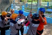 Personel FRPB Pamekasan saat melaksanakan latihan di area Dam Samiran, Pamekasan. (ISTIMEWA)