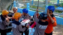 Personel FRPB Pamekasan saat melaksanakan latihan di area Dam Samiran, Pamekasan. (ISTIMEWA)