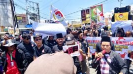 Ratusan massa saat melakukan aksi di RS Nindhita akibat dugaan malpraktik. (IBNU ANSORI / KLIKMADURA)