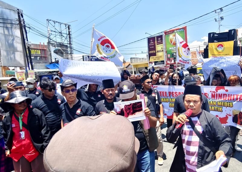 Ratusan massa saat melakukan aksi di RS Nindhita akibat dugaan malpraktik. (IBNU ANSORI / KLIKMADURA)