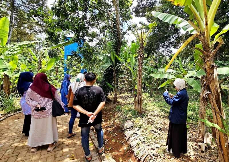 Tim Pengabdian Kepada Masyarakat (PKM) UIN Madura menggelar pelatihan di Kecamatan Pegantenan, Pamekasan. (KLIKMADURA)