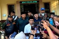Ketua PW GP Ansor Jatim, Musaffa Safril saat diwawancara sejumlah awak media usai laporan di Mapolda Jatim. (KLIKMADURA)