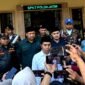Ketua PW GP Ansor Jatim, Musaffa Safril saat diwawancara sejumlah awak media usai laporan di Mapolda Jatim. (KLIKMADURA)