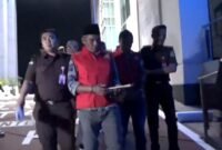 Empat tersangka kasus dugaan korupsi BSPS Sumenep saat digelandang di Kejati Jatim, Selasa (14/5/2025). (FOTO: ISTIMEWA)