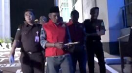 Empat tersangka kasus dugaan korupsi BSPS Sumenep saat digelandang di Kejati Jatim, Selasa (14/5/2025). (FOTO: ISTIMEWA)