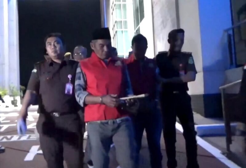 Empat tersangka kasus dugaan korupsi BSPS Sumenep saat digelandang di Kejati Jatim, Selasa (14/5/2025). (FOTO: ISTIMEWA)