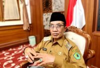 Bupati Pamekasan Dr. KH. Kholilurrahman saat diwawancara awak media. (KLIKMADURA)
