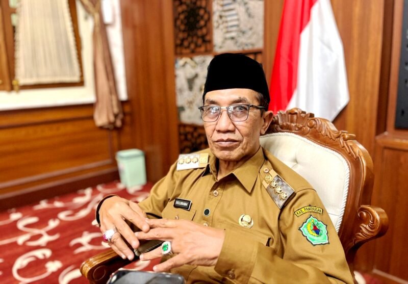 Bupati Pamekasan Dr. KH. Kholilurrahman saat diwawancara awak media. (KLIKMADURA)