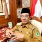 Bupati Pamekasan Dr. KH. Kholilurrahman saat diwawancara awak media. (KLIKMADURA)