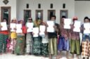 Warga Desa Rahayu, Kecamatan Kedungdung, Kabupaten Sampang menunjukkan bukti cetakan rekening BRI. (ISTIMEWA)