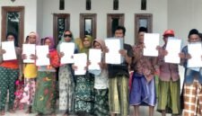 Warga Desa Rahayu, Kecamatan Kedungdung, Kabupaten Sampang menunjukkan bukti cetakan rekening BRI. (ISTIMEWA)