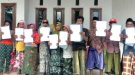 Warga Desa Rahayu, Kecamatan Kedungdung, Kabupaten Sampang menunjukkan bukti cetakan rekening BRI. (ISTIMEWA)