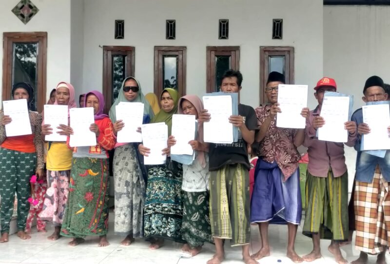 Warga Desa Rahayu, Kecamatan Kedungdung, Kabupaten Sampang menunjukkan bukti cetakan rekening BRI. (ISTIMEWA)