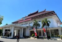 Warga berada di halaman Kantor Bakorwil IV Pamekasan. (KLIKMADURA)