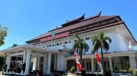 Warga berada di halaman Kantor Bakorwil IV Pamekasan. (KLIKMADURA)