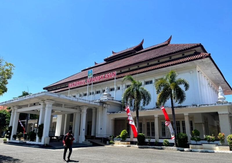 Warga berada di halaman Kantor Bakorwil IV Pamekasan. (KLIKMADURA)