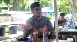 Bupati Pamekasan Dr. KH. Kholilurrahman menikmati kopi di warung kecil kawasan Undaan di sela-sela mendampingi istrinya yang menjalani operasi mata. (ISTIMEWA)