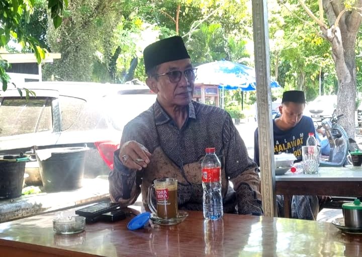 Bupati Pamekasan Dr. KH. Kholilurrahman menikmati kopi di warung kecil kawasan Undaan di sela-sela mendampingi istrinya yang menjalani operasi mata. (ISTIMEWA)