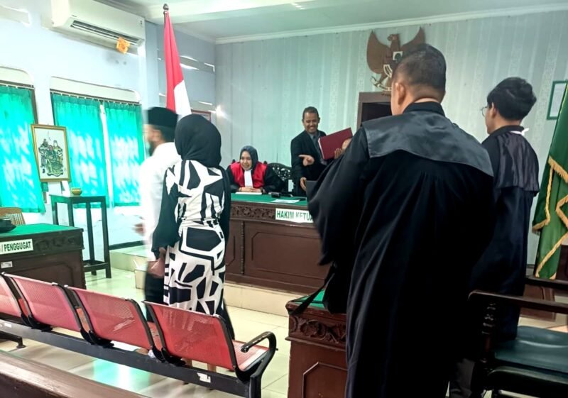 Sepasang suami istri (pasutri), Zainal Arifin (46) dan Siti Kholisah (39), menjalani persidangan perdana di Pengadilan Negeri (PN) Pamekasan, Rabu (16/10/2025). (MOH. IQBALUL KHAVEI MZ / KLIKMADURA)