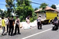 Aparat kepolisian mengamankan jalan TKP kecelakaan beruntun di Kecamatan Waru. (ISTIMEWA)