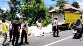 Aparat kepolisian mengamankan jalan TKP kecelakaan beruntun di Kecamatan Waru. (ISTIMEWA)