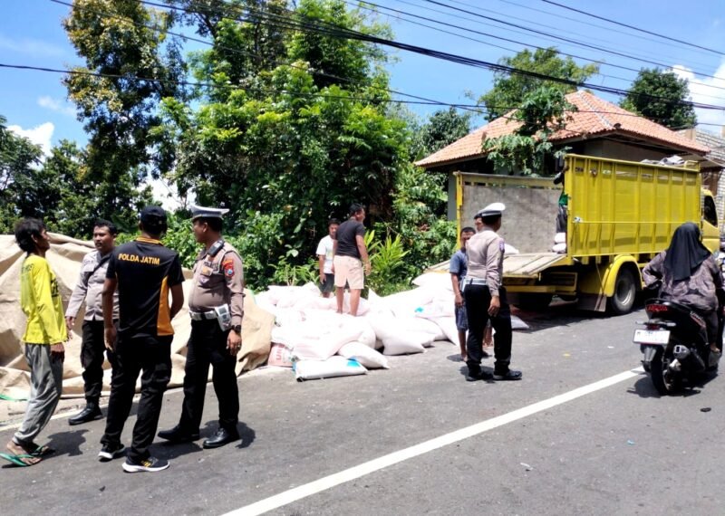 Aparat kepolisian mengamankan jalan TKP kecelakaan beruntun di Kecamatan Waru. (ISTIMEWA)