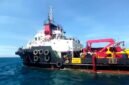 Kapal yang diduga melakukan survei seismik migas milik Petronas di laut Ketapang, Sampang saat diusir oleh nelayan. (ISTIMEWA)