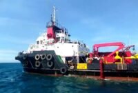 Kapal yang diduga melakukan survei seismik migas milik Petronas di laut Ketapang, Sampang saat diusir oleh nelayan. (ISTIMEWA)