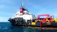 Kapal yang diduga melakukan survei seismik migas milik Petronas di laut Ketapang, Sampang saat diusir oleh nelayan. (ISTIMEWA)