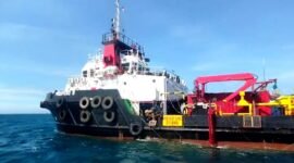 Kapal yang diduga melakukan survei seismik migas milik Petronas di laut Ketapang, Sampang saat diusir oleh nelayan. (ISTIMEWA)