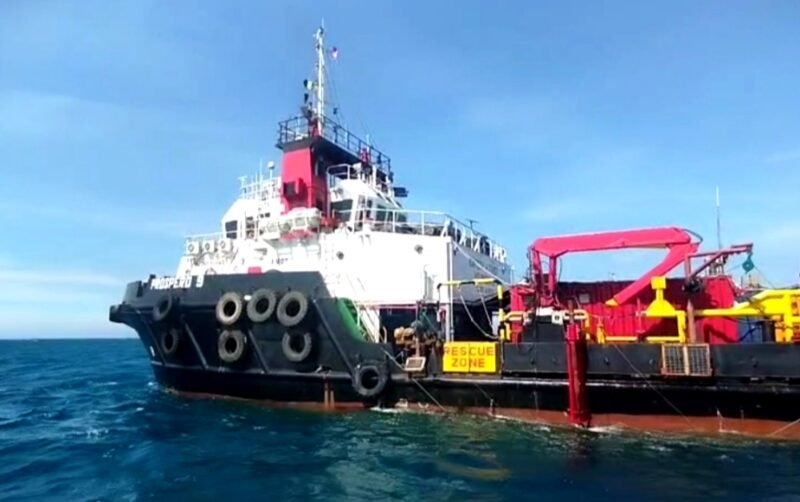 Kapal yang diduga melakukan survei seismik migas milik Petronas di laut Ketapang, Sampang saat diusir oleh nelayan. (ISTIMEWA)