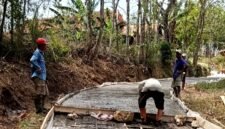 Sejumlah warga Desa Rongdalem, Kecamatan Omben, Kabupaten Sampang saat swadaya membangun jalan poros desa. (ISTIMEWA)