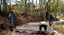 Sejumlah warga Desa Rongdalem, Kecamatan Omben, Kabupaten Sampang saat swadaya membangun jalan poros desa. (ISTIMEWA)