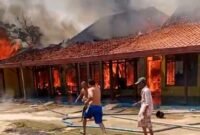 Sejumlah warga berusaha memadamkan api yang melalap rumah milik warga Desa Gro'om, Kecamatan Proppo, Pamekasan. (ISTIMEWA)