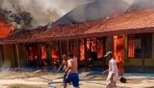 Sejumlah warga berusaha memadamkan api yang melalap rumah milik warga Desa Gro'om, Kecamatan Proppo, Pamekasan. (ISTIMEWA)