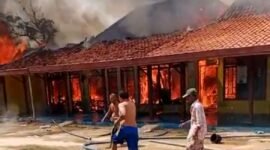 Sejumlah warga berusaha memadamkan api yang melalap rumah milik warga Desa Gro'om, Kecamatan Proppo, Pamekasan. (ISTIMEWA)