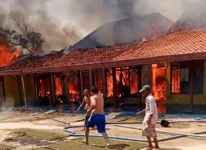 Sejumlah warga berusaha memadamkan api yang melalap rumah milik warga Desa Gro'om, Kecamatan Proppo, Pamekasan. (ISTIMEWA)