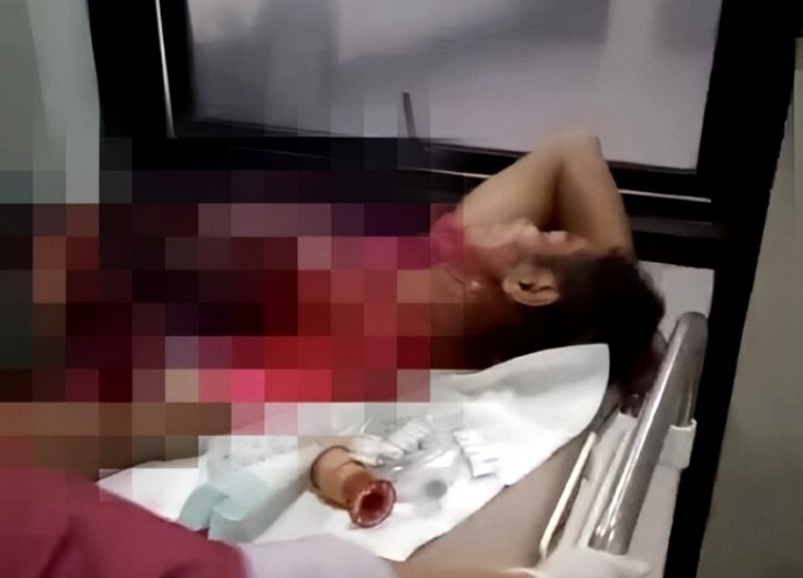 Hairuddin (29), warga asal Dusun Gung Dalem, Desa Banjar Talelah, Kecamatan Camplong terbaring lemas usai menjadi korban pembacokan. (ISTIMEWA)