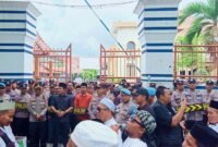 Ribuan santri dan kiai saat menggelar aksi demonstrasi di depan Kantor DPRD Sampang. (MUKSIN IKSAN / KLIKMADURA)
