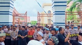 Ribuan santri dan kiai saat menggelar aksi demonstrasi di depan Kantor DPRD Sampang. (MUKSIN IKSAN / KLIKMADURA)