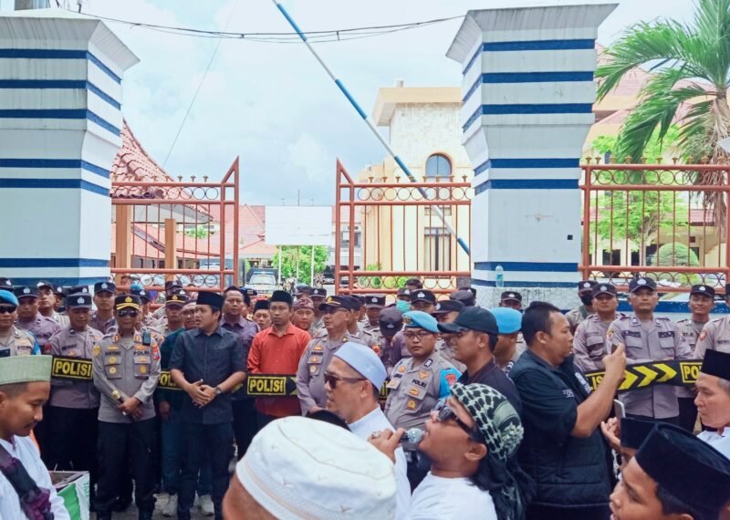 Ribuan santri dan kiai saat menggelar aksi demonstrasi di depan Kantor DPRD Sampang. (MUKSIN IKSAN / KLIKMADURA)