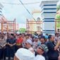 Ribuan santri dan kiai saat menggelar aksi demonstrasi di depan Kantor DPRD Sampang. (MUKSIN IKSAN / KLIKMADURA)