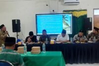 Prof. Dr. Mahfudz Effendy saat menyampaikan materi pada kegiatan SEHATI di Universitas Islam Madura (UIM).