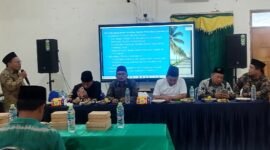 Prof. Dr. Mahfudz Effendy saat menyampaikan materi pada kegiatan SEHATI di Universitas Islam Madura (UIM).