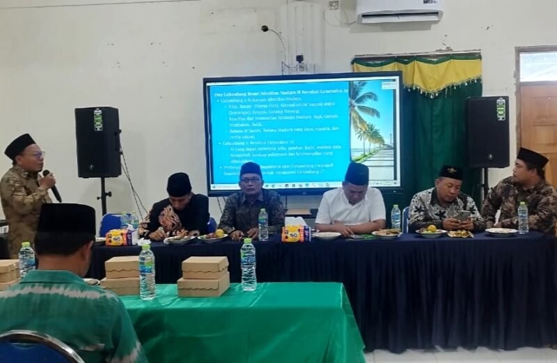 Prof. Dr. Mahfudz Effendy saat menyampaikan materi pada kegiatan SEHATI di Universitas Islam Madura (UIM).