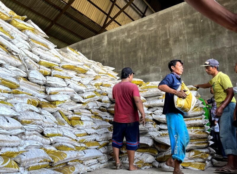 Warga mengangkut pupuk yang akan didistribusikan kepada petani di Pamekasan beberapa waktu lalu. (DOK. KLIKMADURA)