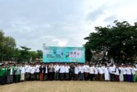 Seluruh peserta foto bersama usai apel peringatan Hari Santri Nasional (HSN) 2025 di Lapangan Pendopo Agumg Ronggosukowati, Pamekasan. (LAILIYATUN NURIYAH / KLIKMADURA)